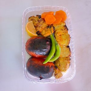 ۲۵۰ گرم سینه مرغ ، ۳۵۰ گرم برنج ایرانی ، گوجه لیمو فلفل هویچ آبپز