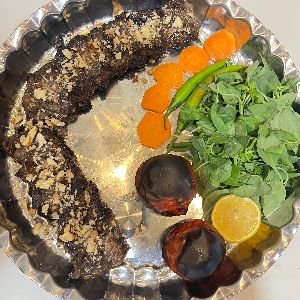 ۲۲۰ گرم راسته گوسفندی ، سس مخصوص ، گردو ، دورچین